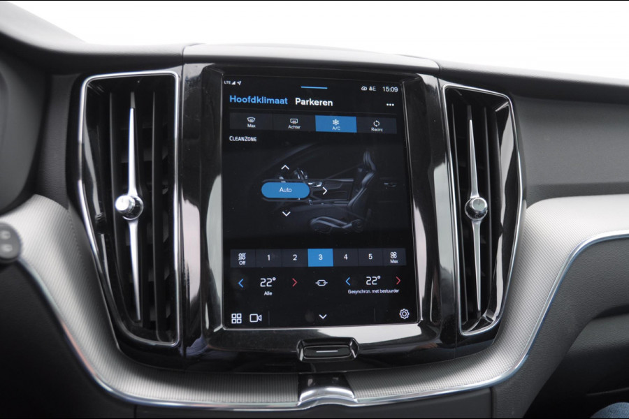 Volvo XC60 T6 350PK Automaat Plug-in hybrid AWD Plus Bright Panoramisch schuif-kanteldak / Google infotainment / Lederen bekleding / Parkeersensoren voor en achter met parkeercamera / Road Sign information / Cruise Control