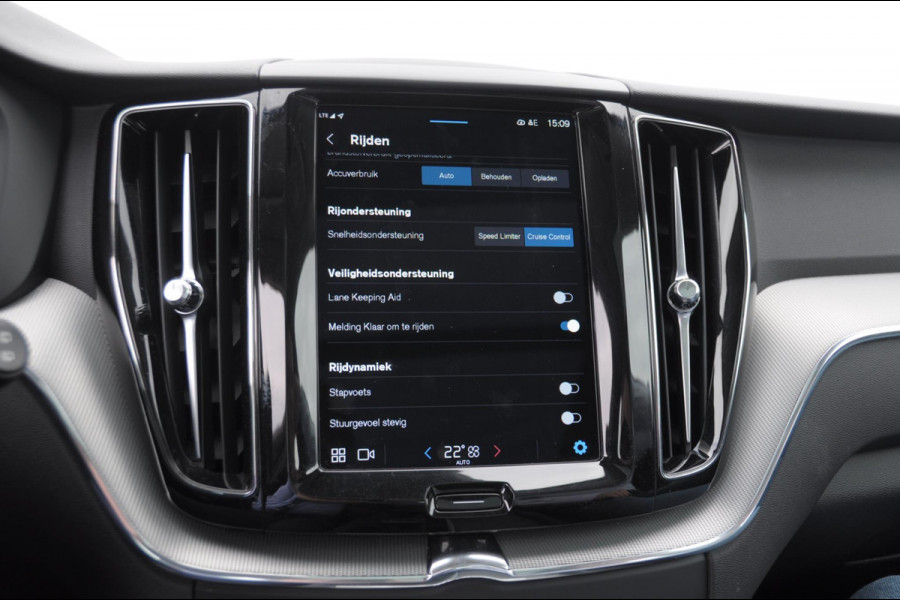 Volvo XC60 T6 350PK Automaat Plug-in hybrid AWD Plus Bright Panoramisch schuif-kanteldak / Google infotainment / Lederen bekleding / Parkeersensoren voor en achter met parkeercamera / Road Sign information / Cruise Control
