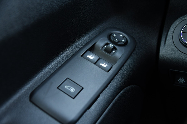 Opel Combo 1.5D L2H1 PB Edition Camera, Cruise, Carplay, Dodehoek, 130pk, Automaat, LED, Sensoren, Clima, Keyless, Uniek!