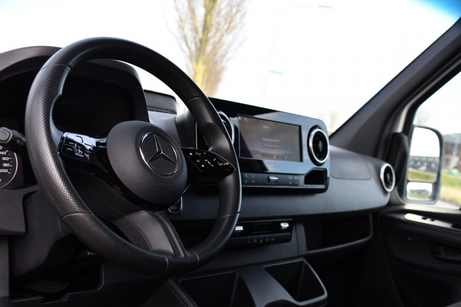 Mercedes-Benz Sprinter 317 1.9 CDI L2 Pro AMG Edition FACE LIFT! Camera, Cruise, Carplay, LED, Stoelverwarming, 170pk, Automaat, Multimedia, Uniek!