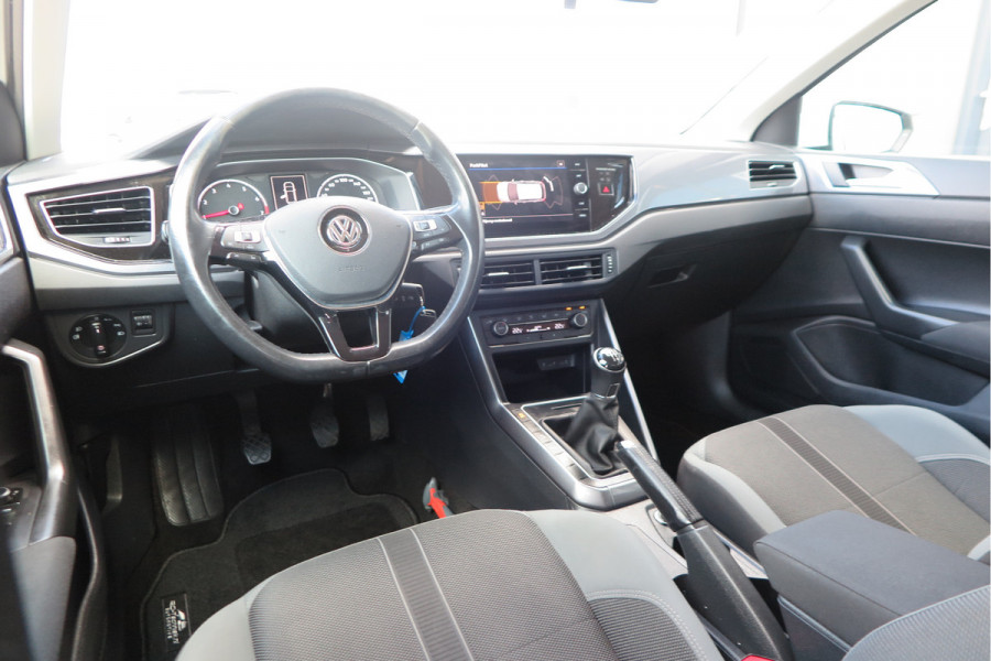 Volkswagen Polo 1.0 TSI 95 pk Highline , Adaptive Cruise , Parkeersensoren V+A , Parkassist, NAP, Navigatie, DAB+ , Stuurwiel multifunctioneel, 16"lichtmetalen velgen, Carplay, Actieve demping , Sportstoelen, etc.etc