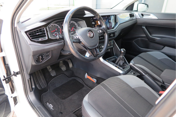 Volkswagen Polo 1.0 TSI 95 pk Highline , Adaptive Cruise , Parkeersensoren V+A , Parkassist, NAP, Navigatie, DAB+ , Stuurwiel multifunctioneel, 16"lichtmetalen velgen, Carplay, Actieve demping , Sportstoelen, etc.etc