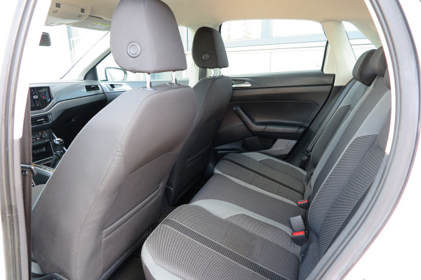 Volkswagen Polo 1.0 TSI 95 pk Highline , Adaptive Cruise , Parkeersensoren V+A , Parkassist, NAP, Navigatie, DAB+ , Stuurwiel multifunctioneel, 16"lichtmetalen velgen, Carplay, Actieve demping , Sportstoelen, etc.etc