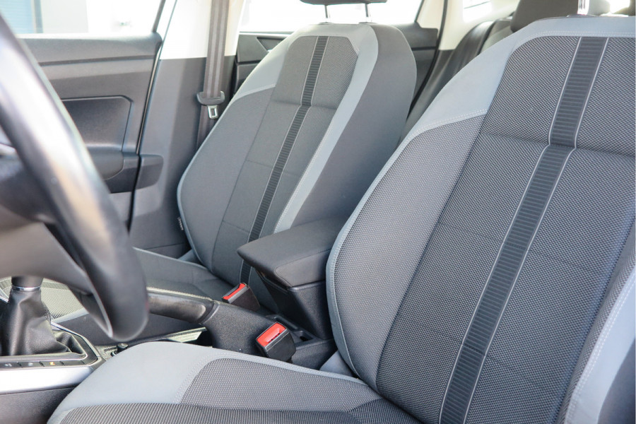 Volkswagen Polo 1.0 TSI 95 pk Highline , Adaptive Cruise , Parkeersensoren V+A , Parkassist, NAP, Navigatie, DAB+ , Stuurwiel multifunctioneel, 16"lichtmetalen velgen, Carplay, Actieve demping , Sportstoelen, etc.etc