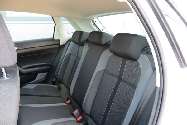 Volkswagen Polo 1.0 TSI 95 pk Highline , Adaptive Cruise , Parkeersensoren V+A , Parkassist, NAP, Navigatie, DAB+ , Stuurwiel multifunctioneel, 16"lichtmetalen velgen, Carplay, Actieve demping , Sportstoelen, etc.etc