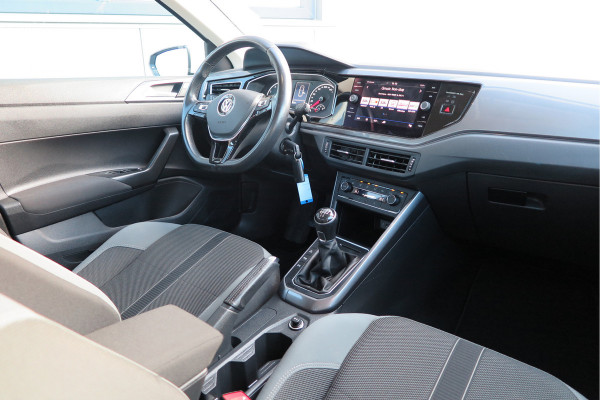 Volkswagen Polo 1.0 TSI 95 pk Highline , Adaptive Cruise , Parkeersensoren V+A , Parkassist, NAP, Navigatie, DAB+ , Stuurwiel multifunctioneel, 16"lichtmetalen velgen, Carplay, Actieve demping , Sportstoelen, etc.etc