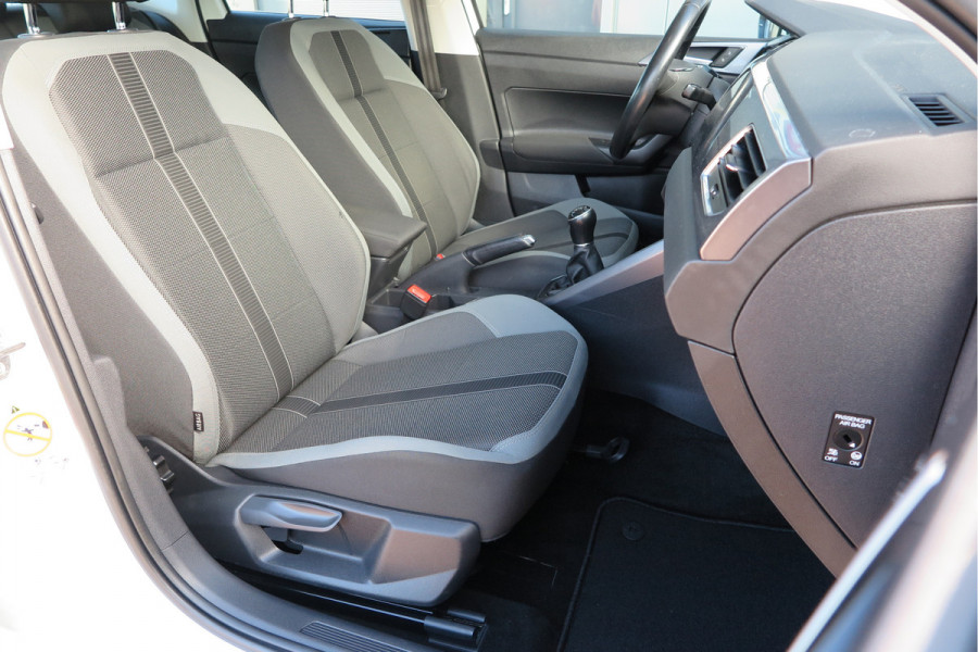 Volkswagen Polo 1.0 TSI 95 pk Highline , Adaptive Cruise , Parkeersensoren V+A , Parkassist, NAP, Navigatie, DAB+ , Stuurwiel multifunctioneel, 16"lichtmetalen velgen, Carplay, Actieve demping , Sportstoelen, etc.etc