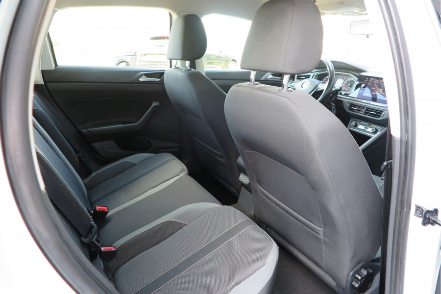 Volkswagen Polo 1.0 TSI 95 pk Highline , Adaptive Cruise , Parkeersensoren V+A , Parkassist, NAP, Navigatie, DAB+ , Stuurwiel multifunctioneel, 16"lichtmetalen velgen, Carplay, Actieve demping , Sportstoelen, etc.etc