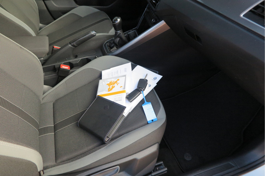 Volkswagen Polo 1.0 TSI 95 pk Highline , Adaptive Cruise , Parkeersensoren V+A , Parkassist, NAP, Navigatie, DAB+ , Stuurwiel multifunctioneel, 16"lichtmetalen velgen, Carplay, Actieve demping , Sportstoelen, etc.etc