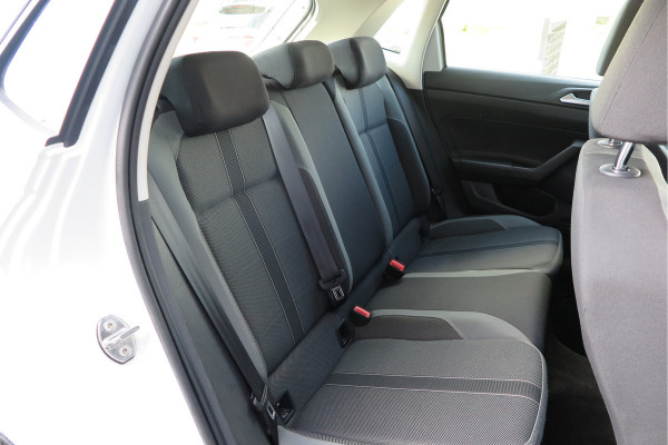 Volkswagen Polo 1.0 TSI 95 pk Highline , Adaptive Cruise , Parkeersensoren V+A , Parkassist, NAP, Navigatie, DAB+ , Stuurwiel multifunctioneel, 16"lichtmetalen velgen, Carplay, Actieve demping , Sportstoelen, etc.etc