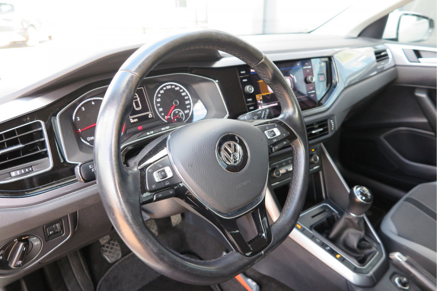 Volkswagen Polo 1.0 TSI 95 pk Highline , Adaptive Cruise , Parkeersensoren V+A , Parkassist, NAP, Navigatie, DAB+ , Stuurwiel multifunctioneel, 16"lichtmetalen velgen, Carplay, Actieve demping , Sportstoelen, etc.etc