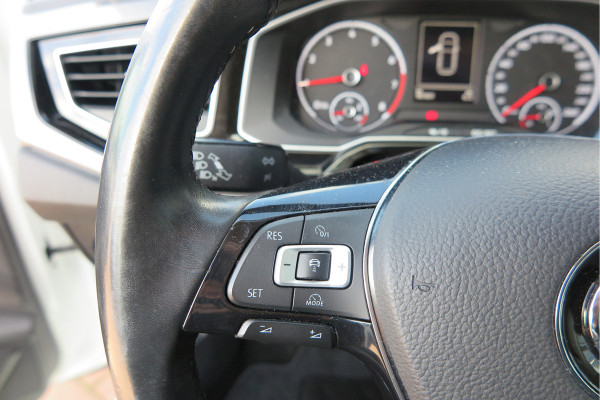 Volkswagen Polo 1.0 TSI 95 pk Highline , Adaptive Cruise , Parkeersensoren V+A , Parkassist, NAP, Navigatie, DAB+ , Stuurwiel multifunctioneel, 16"lichtmetalen velgen, Carplay, Actieve demping , Sportstoelen, etc.etc