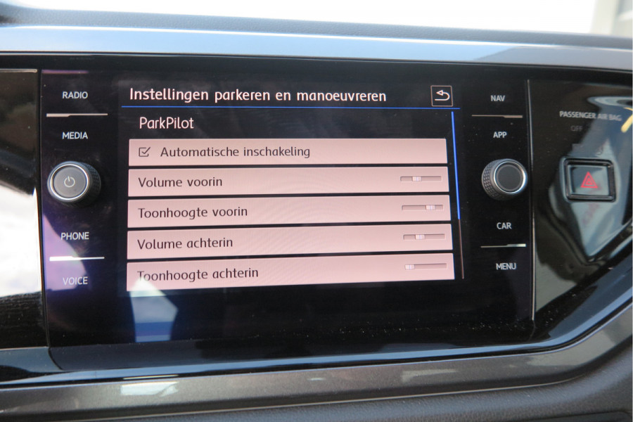 Volkswagen Polo 1.0 TSI 95 pk Highline , Adaptive Cruise , Parkeersensoren V+A , Parkassist, NAP, Navigatie, DAB+ , Stuurwiel multifunctioneel, 16"lichtmetalen velgen, Carplay, Actieve demping , Sportstoelen, etc.etc