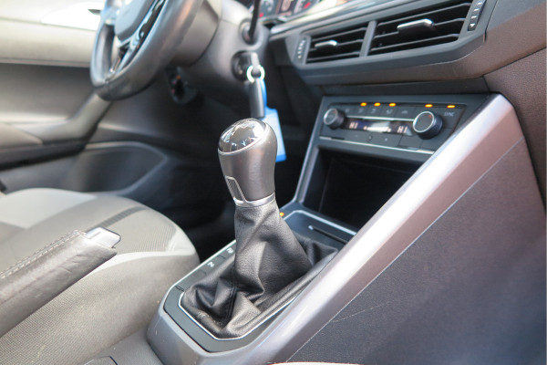 Volkswagen Polo 1.0 TSI 95 pk Highline , Adaptive Cruise , Parkeersensoren V+A , Parkassist, NAP, Navigatie, DAB+ , Stuurwiel multifunctioneel, 16"lichtmetalen velgen, Carplay, Actieve demping , Sportstoelen, etc.etc