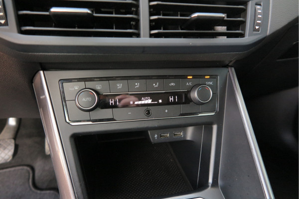 Volkswagen Polo 1.0 TSI 95 pk Highline , Adaptive Cruise , Parkeersensoren V+A , Parkassist, NAP, Navigatie, DAB+ , Stuurwiel multifunctioneel, 16"lichtmetalen velgen, Carplay, Actieve demping , Sportstoelen, etc.etc