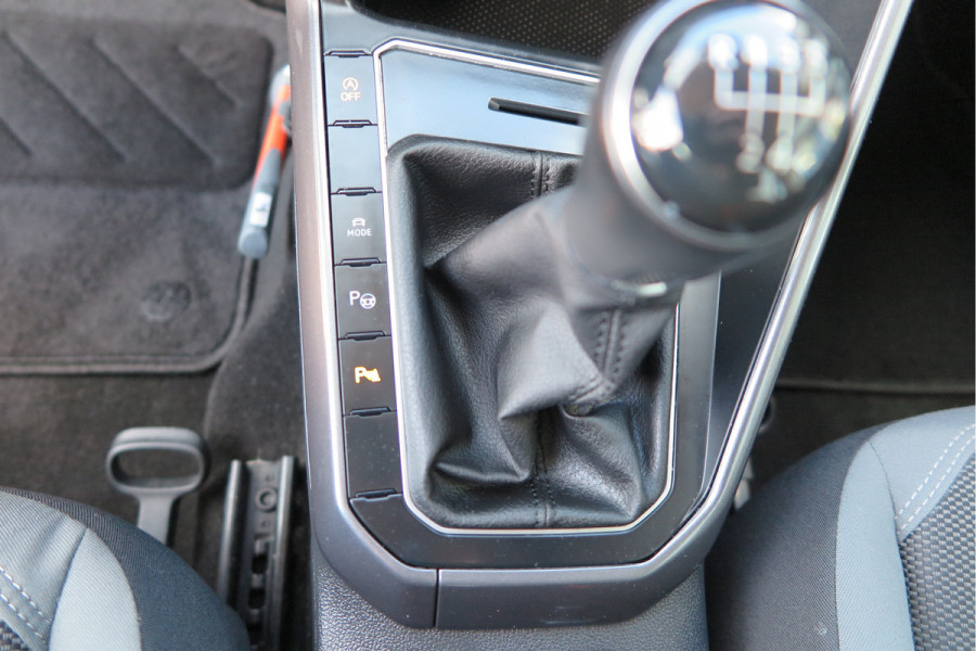 Volkswagen Polo 1.0 TSI 95 pk Highline , Adaptive Cruise , Parkeersensoren V+A , Parkassist, NAP, Navigatie, DAB+ , Stuurwiel multifunctioneel, 16"lichtmetalen velgen, Carplay, Actieve demping , Sportstoelen, etc.etc