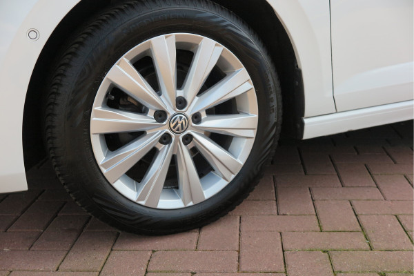 Volkswagen Polo 1.0 TSI 95 pk Highline , Adaptive Cruise , Parkeersensoren V+A , Parkassist, NAP, Navigatie, DAB+ , Stuurwiel multifunctioneel, 16"lichtmetalen velgen, Carplay, Actieve demping , Sportstoelen, etc.etc