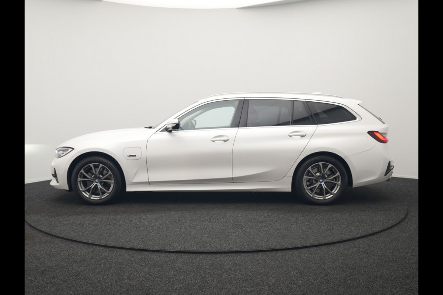 BMW 3 Serie Touring 320e Sportline PHEV 204pk Dealer O.H | Lederen Sportstoelen Verwarmd | Sfeerverlichting | Apple Carplay | Navigatie | Cruise Control | Virtual | DAB |  Plug In Hybrid
