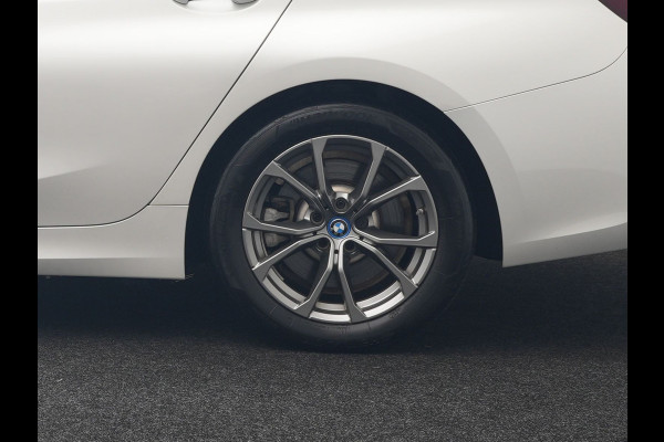 BMW 3 Serie Touring 320e Sportline PHEV 204pk Dealer O.H | Lederen Sportstoelen Verwarmd | Sfeerverlichting | Apple Carplay | Navigatie | Cruise Control | Virtual | DAB |  Plug In Hybrid