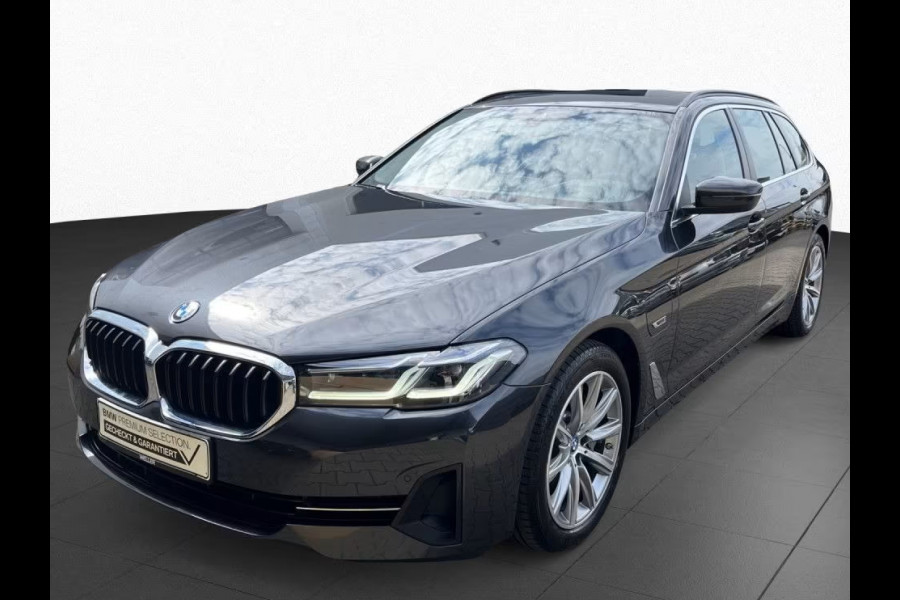 BMW 5 Serie Touring 530e ** LASER, NAVI+, DAKOTA LEDER, PANORAMA, HuD, KEYLESS, MEM, 38k onder NP ** 1e EIG - UNFALLFREI - BMW GAR ** ** INFORMEER OOK NAAR ONZE AANTREKKELIJKE FINANCIAL-LEASE TARIEVEN **