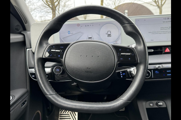 Hyundai IONIQ 5 Lounge 73kWh VAN: 30.900,- VOOR: 28.877,- UW LENTEVOORDEEL: 2.023,- | 100% SOH | AFNEEMBARE TREKHAAK| STOELVERWARMING + VENTILATIE| 360 CAMERA| HEAD-UP DISPLAY| ZONNEPANELENDAK |