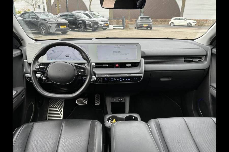 Hyundai IONIQ 5 Lounge 73kWh VAN: 30.900,- VOOR: 28.877,- UW LENTEVOORDEEL: 2.023,- | 100% SOH | AFNEEMBARE TREKHAAK| STOELVERWARMING + VENTILATIE| 360 CAMERA| HEAD-UP DISPLAY| ZONNEPANELENDAK |