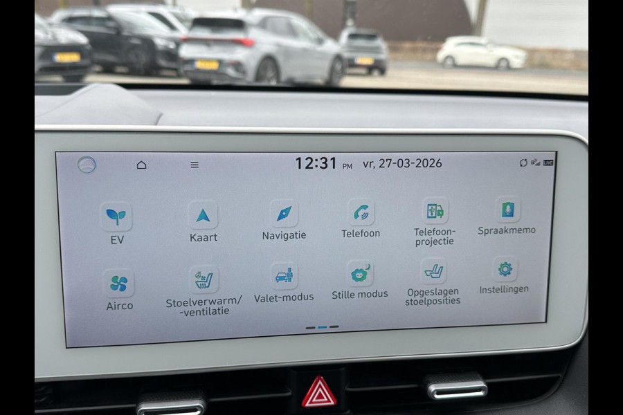 Hyundai IONIQ 5 Lounge 73kWh VAN: 30.900,- VOOR: 28.877,- UW LENTEVOORDEEL: 2.023,- | 100% SOH | AFNEEMBARE TREKHAAK| STOELVERWARMING + VENTILATIE| 360 CAMERA| HEAD-UP DISPLAY| ZONNEPANELENDAK |