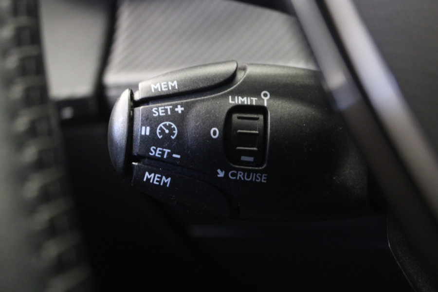 Peugeot 2008 1.2 PureTech Allure Pack |Camera|Navi|