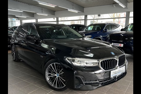 BMW 5 Serie Touring 530e ** LED, NAVI+, LEDER, PANORAMA, ADAPT. CRUISE, SHADOW-LINE, 19-INCH LMV ** 1e EIG - UNFALLFREI ** ** INFORMEER OOK NAAR ONZE AANTREKKELIJKE FINANCIAL-LEASE TARIEVEN **