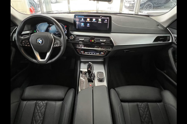 BMW 5 Serie Touring 530e ** LED, NAVI+, LEDER, PANORAMA, ADAPT. CRUISE, SHADOW-LINE, 19-INCH LMV ** 1e EIG - UNFALLFREI ** ** INFORMEER OOK NAAR ONZE AANTREKKELIJKE FINANCIAL-LEASE TARIEVEN **