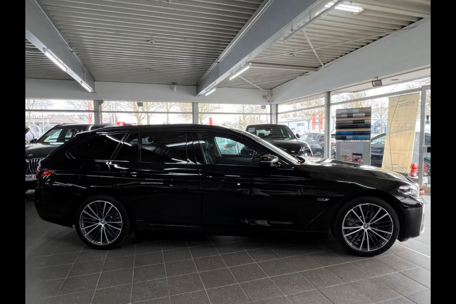BMW 5 Serie Touring 530e ** LED, NAVI+, LEDER, PANORAMA, ADAPT. CRUISE, SHADOW-LINE, 19-INCH LMV ** 1e EIG - UNFALLFREI ** ** INFORMEER OOK NAAR ONZE AANTREKKELIJKE FINANCIAL-LEASE TARIEVEN **