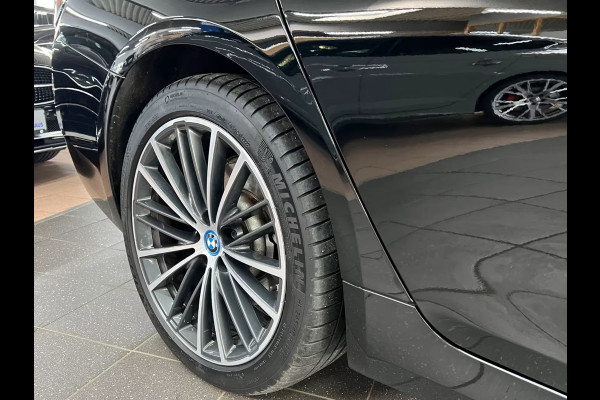 BMW 5 Serie Touring 530e ** LED, NAVI+, LEDER, PANORAMA, ADAPT. CRUISE, SHADOW-LINE, 19-INCH LMV ** 1e EIG - UNFALLFREI ** ** INFORMEER OOK NAAR ONZE AANTREKKELIJKE FINANCIAL-LEASE TARIEVEN **