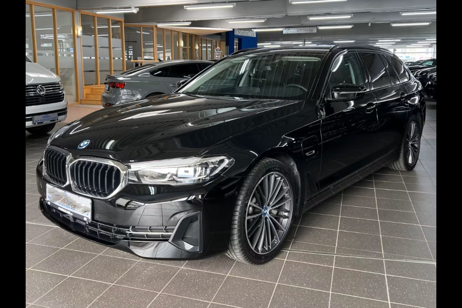BMW 5 Serie Touring 530e ** LED, NAVI+, LEDER, PANORAMA, ADAPT. CRUISE, SHADOW-LINE, 19-INCH LMV ** 1e EIG - UNFALLFREI ** ** INFORMEER OOK NAAR ONZE AANTREKKELIJKE FINANCIAL-LEASE TARIEVEN **