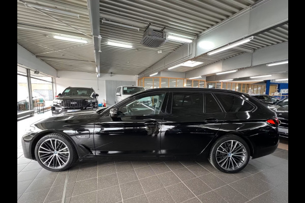 BMW 5 Serie Touring 530e ** LED, NAVI+, LEDER, PANORAMA, ADAPT. CRUISE, SHADOW-LINE, 19-INCH LMV ** 1e EIG - UNFALLFREI ** ** INFORMEER OOK NAAR ONZE AANTREKKELIJKE FINANCIAL-LEASE TARIEVEN **