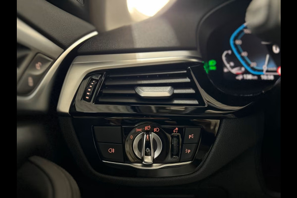 BMW 5 Serie Touring 530e ** LED, NAVI+, LEDER, PANORAMA, ADAPT. CRUISE, SHADOW-LINE, 19-INCH LMV ** 1e EIG - UNFALLFREI ** ** INFORMEER OOK NAAR ONZE AANTREKKELIJKE FINANCIAL-LEASE TARIEVEN **