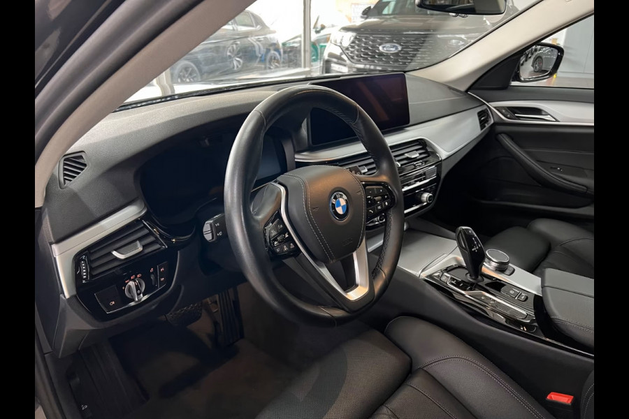 BMW 5 Serie Touring 530e ** LED, NAVI+, LEDER, PANORAMA, ADAPT. CRUISE, SHADOW-LINE, 19-INCH LMV ** 1e EIG - UNFALLFREI ** ** INFORMEER OOK NAAR ONZE AANTREKKELIJKE FINANCIAL-LEASE TARIEVEN **