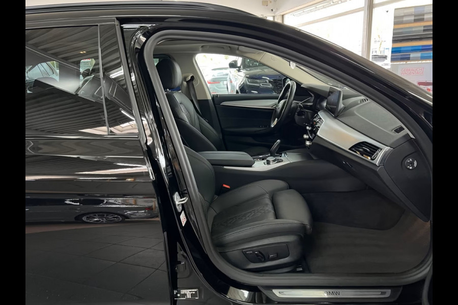 BMW 5 Serie Touring 530e ** LED, NAVI+, LEDER, PANORAMA, ADAPT. CRUISE, SHADOW-LINE, 19-INCH LMV ** 1e EIG - UNFALLFREI ** ** INFORMEER OOK NAAR ONZE AANTREKKELIJKE FINANCIAL-LEASE TARIEVEN **