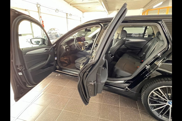 BMW 5 Serie Touring 530e ** LED, NAVI+, LEDER, PANORAMA, ADAPT. CRUISE, SHADOW-LINE, 19-INCH LMV ** 1e EIG - UNFALLFREI ** ** INFORMEER OOK NAAR ONZE AANTREKKELIJKE FINANCIAL-LEASE TARIEVEN **