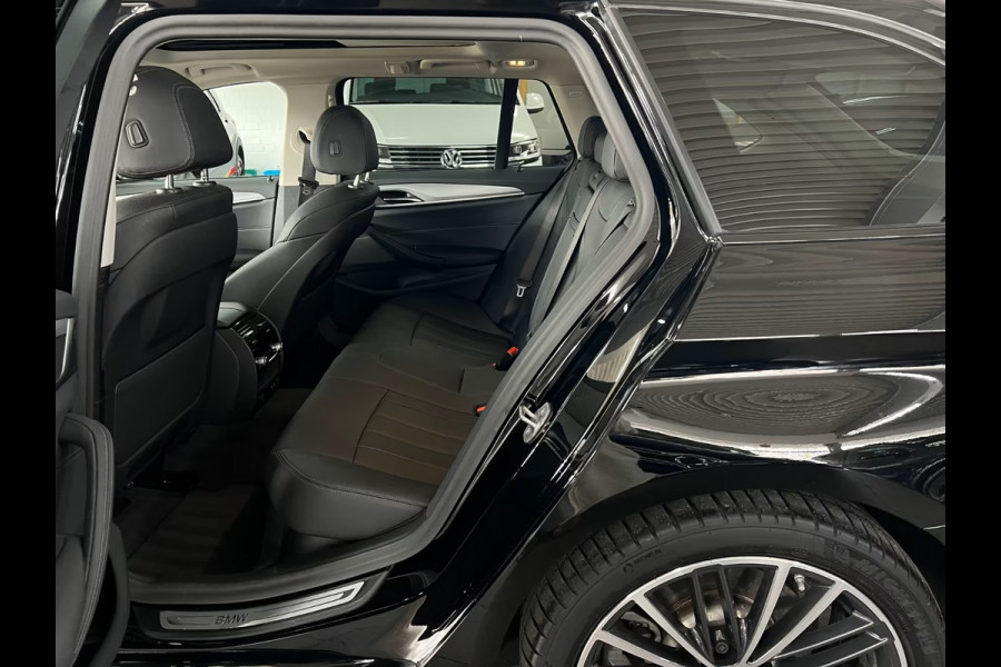 BMW 5 Serie Touring 530e ** LED, NAVI+, LEDER, PANORAMA, ADAPT. CRUISE, SHADOW-LINE, 19-INCH LMV ** 1e EIG - UNFALLFREI ** ** INFORMEER OOK NAAR ONZE AANTREKKELIJKE FINANCIAL-LEASE TARIEVEN **
