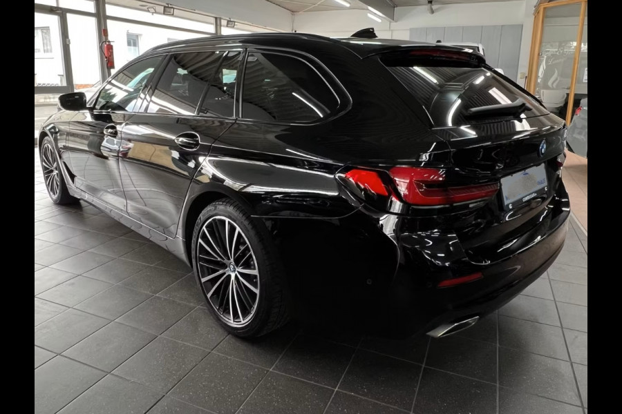 BMW 5 Serie Touring 530e ** LED, NAVI+, LEDER, PANORAMA, ADAPT. CRUISE, SHADOW-LINE, 19-INCH LMV ** 1e EIG - UNFALLFREI ** ** INFORMEER OOK NAAR ONZE AANTREKKELIJKE FINANCIAL-LEASE TARIEVEN **