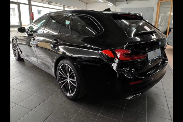 BMW 5 Serie Touring 530e ** LED, NAVI+, LEDER, PANORAMA, ADAPT. CRUISE, SHADOW-LINE, 19-INCH LMV ** 1e EIG - UNFALLFREI ** ** INFORMEER OOK NAAR ONZE AANTREKKELIJKE FINANCIAL-LEASE TARIEVEN **