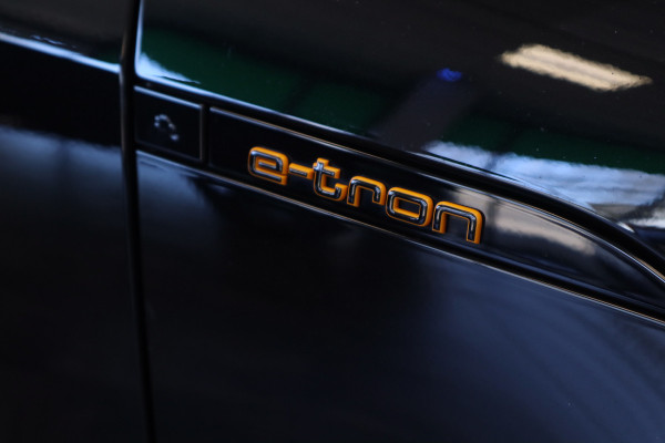 Audi e-tron 55 quattro S edition 95 kWh Panoramadak Memory 22'' ! 2e Paasdag geopend van 12.00 tot 17:00u !