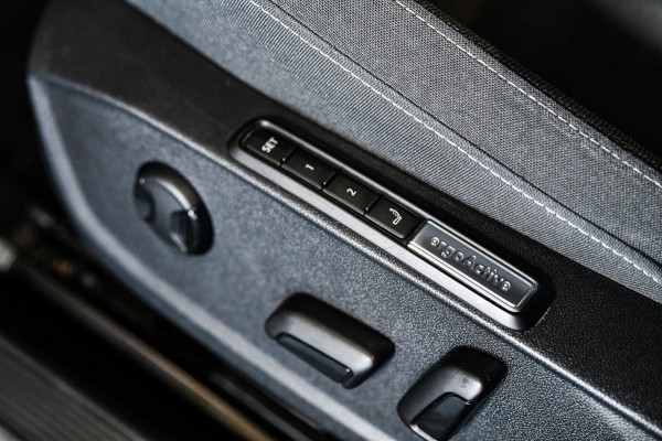 Volkswagen Golf 1.0 TSI Life Business, LED, ACC, Memory, Carplay, Alcantara, Digital, Stoelverwarming, Sfeerverlichting!