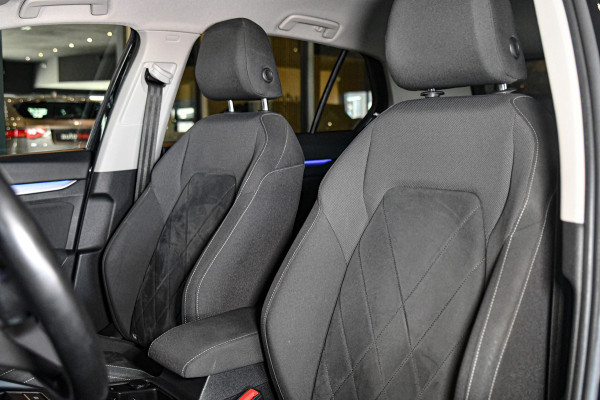 Volkswagen Golf 1.0 TSI Life Business, LED, ACC, Memory, Carplay, Alcantara, Digital, Stoelverwarming, Sfeerverlichting!