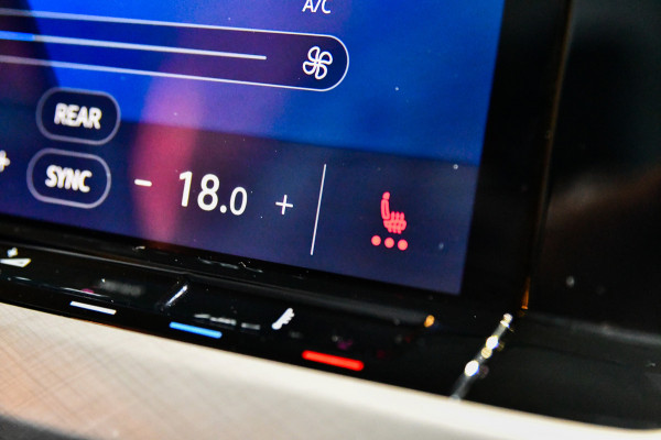 Volkswagen Golf 1.0 TSI Life Business, LED, ACC, Memory, Carplay, Alcantara, Digital, Stoelverwarming, Sfeerverlichting!