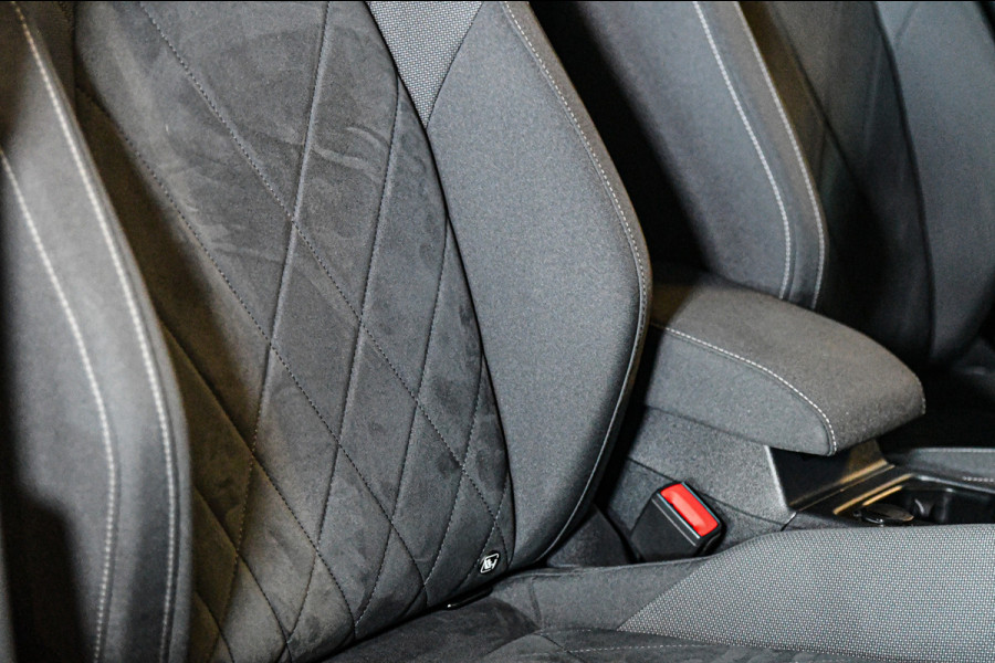 Volkswagen Golf 1.0 TSI Life Business, LED, ACC, Memory, Carplay, Alcantara, Digital, Stoelverwarming, Sfeerverlichting!