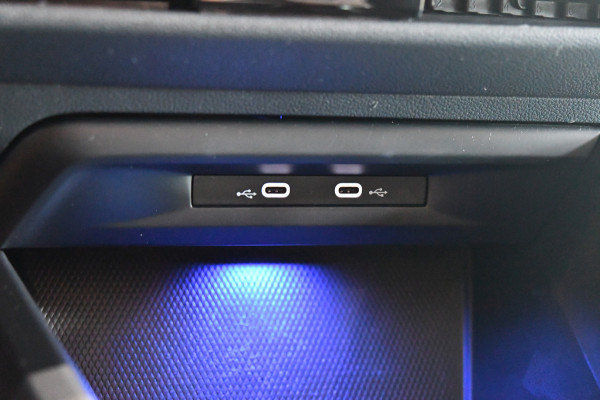 Volkswagen Golf 1.0 TSI Life Business, LED, ACC, Memory, Carplay, Alcantara, Digital, Stoelverwarming, Sfeerverlichting!