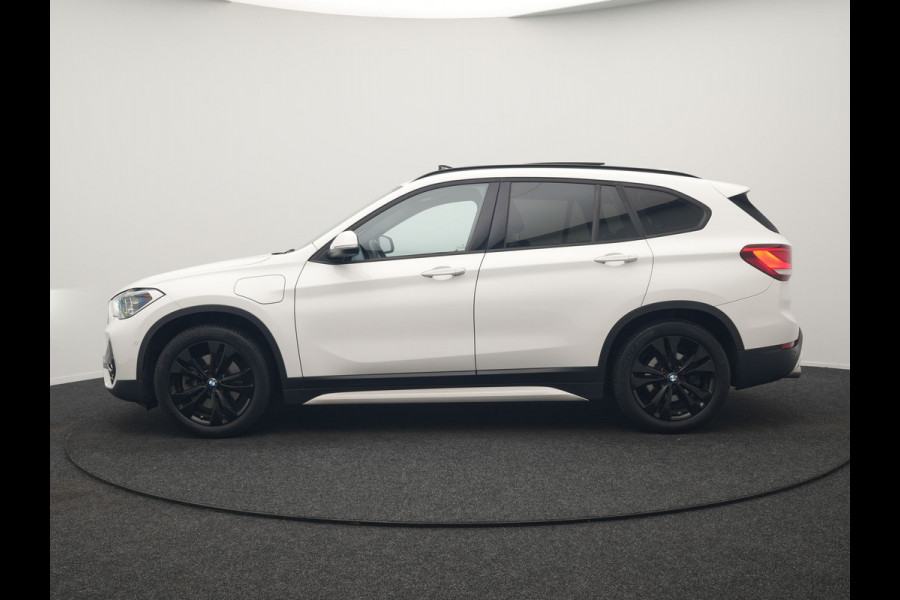 BMW X1 xDrive25e Sportline PHEV 221pk Dealer O.H | Trekhaak Afn. | Panodak | Head Up | Camera | Harman / Kardon | Sportstoelen Memory & Verwarmd | Keyless | Apple Carplay | BMW LED | Sfeerverlichting | Navigatie | DAB | 18" L.M | Plug In Hybrid |