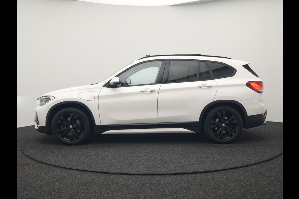 BMW X1 xDrive25e Sportline PHEV 221pk Dealer O.H | Trekhaak Afn. | Panodak | Head Up | Camera | Harman / Kardon | Sportstoelen Memory & Verwarmd | Keyless | Apple Carplay | BMW LED | Sfeerverlichting | Navigatie | DAB | 18" L.M | Plug In Hybrid |