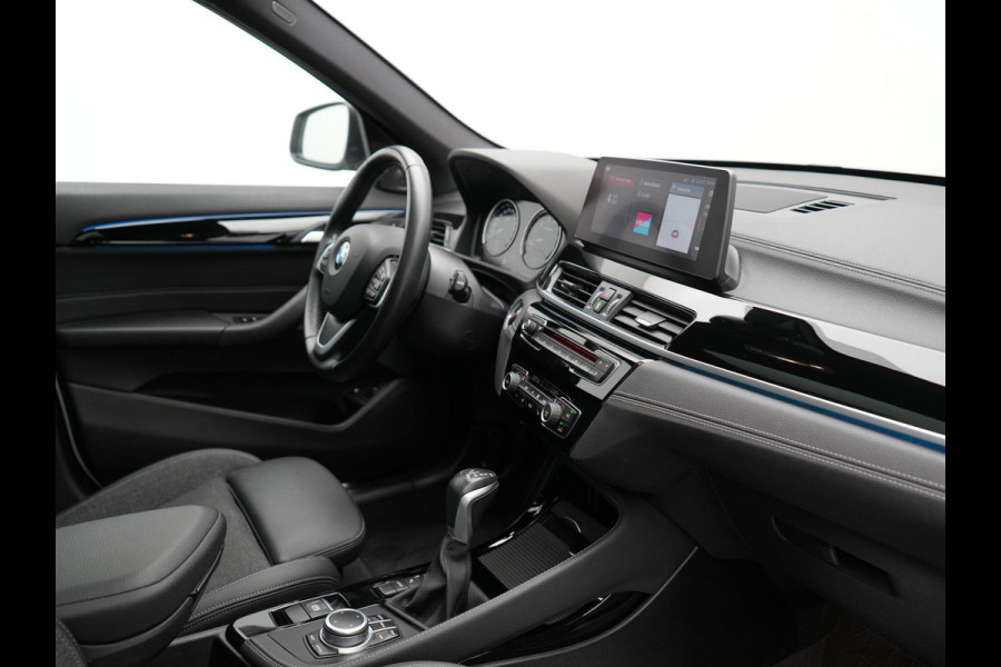BMW X1 xDrive25e Sportline PHEV 221pk Dealer O.H | Trekhaak Afn. | Panodak | Head Up | Camera | Harman / Kardon | Sportstoelen Memory & Verwarmd | Keyless | Apple Carplay | BMW LED | Sfeerverlichting | Navigatie | DAB | 18" L.M | Plug In Hybrid |